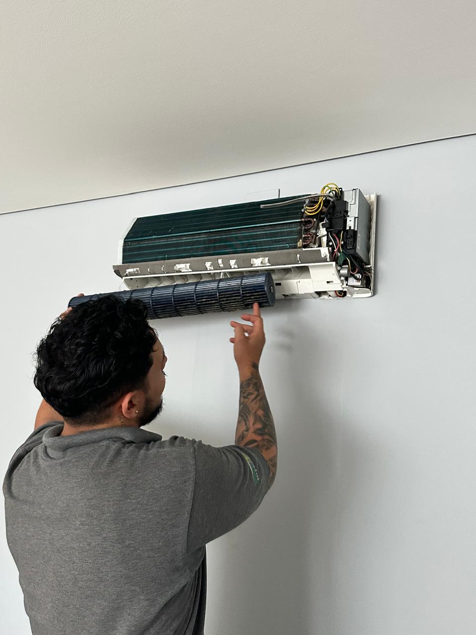 Técnico realizando mantenimiento de aire acondicionado mini split en Medellín